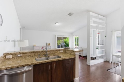 Снять в аренду виллу или дом в Уэстон, Флорида 3 спальни, 142.42м2, № 2066366 - фото 8