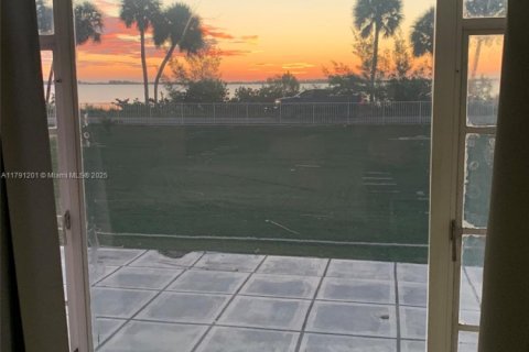 Villa ou maison à louer à St. Lucie, Floride: 3 chambres, 306.39 m2 № 1962261 - photo 9