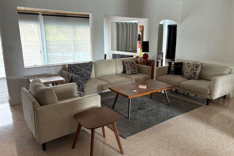 Villa ou maison à louer à St. Lucie, Floride: 3 chambres, 306.39 m2 № 1962261 - photo 4