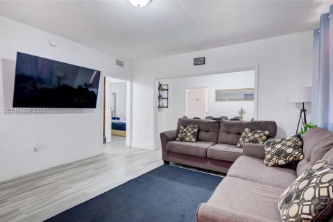 Casa en venta en Miami, Florida, 4 dormitorios, 130.06 m2 № 2030531 - foto 13