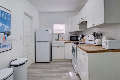 Casa en venta en Miami, Florida, 4 dormitorios, 130.06 m2 № 2030531 - foto 16