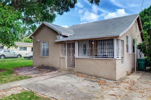 Casa en venta en Miami, Florida, 4 dormitorios, 130.06 m2 № 2030531 - foto 4