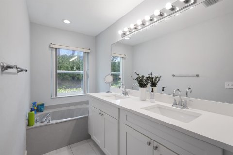 House in Lake Worth, Florida 3 bedrooms, 152.82 sq.m. № 2400014 - photo 18