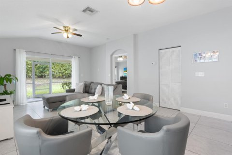 House in Lake Worth, Florida 3 bedrooms, 152.82 sq.m. № 2400014 - photo 8