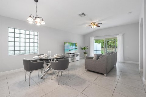 House in Lake Worth, Florida 3 bedrooms, 152.82 sq.m. № 2400014 - photo 9