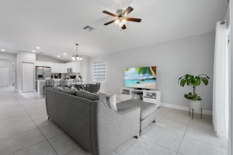 House in Lake Worth, Florida 3 bedrooms, 152.82 sq.m. № 2400014 - photo 19