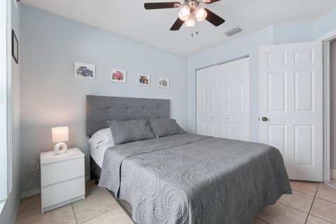 House in Lake Worth, Florida 3 bedrooms, 152.82 sq.m. № 2400014 - photo 28