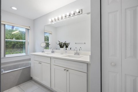 House in Lake Worth, Florida 3 bedrooms, 152.82 sq.m. № 2400014 - photo 15