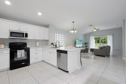 House in Lake Worth, Florida 3 bedrooms, 152.82 sq.m. № 2400014 - photo 5