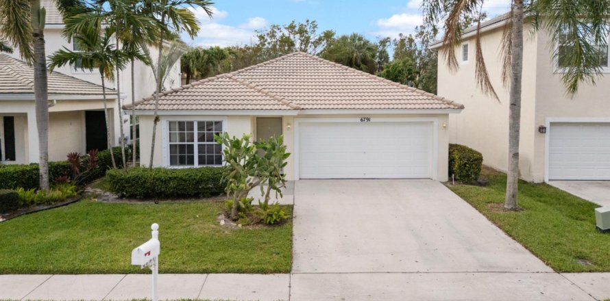 House in Lake Worth, Florida 3 bedrooms, 152.82 sq.m. № 2400014