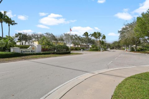 House in Lake Worth, Florida 3 bedrooms, 152.82 sq.m. № 2400014 - photo 4