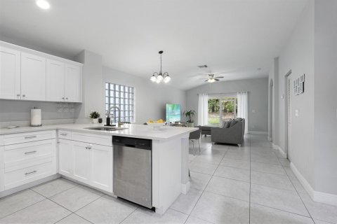 House in Lake Worth, Florida 3 bedrooms, 152.82 sq.m. № 2400014 - photo 6