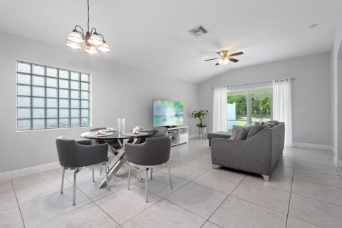 House in Lake Worth, Florida 3 bedrooms, 152.82 sq.m. № 2400014 - photo 21