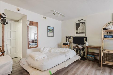 Condo in Seminole, Florida, 2 rooms  № 1847241 - photo 14