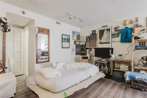 Condo in Seminole, Florida, 2 rooms  № 1847241 - photo 13