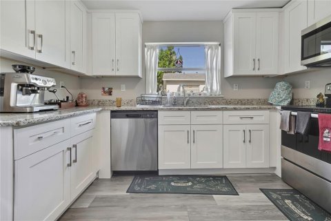 House in Tampa, Florida 3 bedrooms, 95.88 sq.m. № 2409005 - photo 12