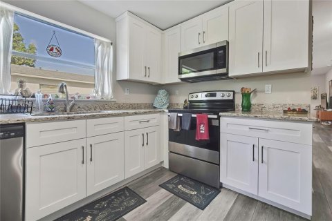 House in Tampa, Florida 3 bedrooms, 95.88 sq.m. № 2409005 - photo 13