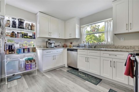House in Tampa, Florida 3 bedrooms, 95.88 sq.m. № 2409005 - photo 11