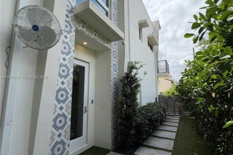 Adosado en alquiler en Fort Lauderdale, Florida, 3 dormitorios, 185.06 m2 № 2060540 - foto 2