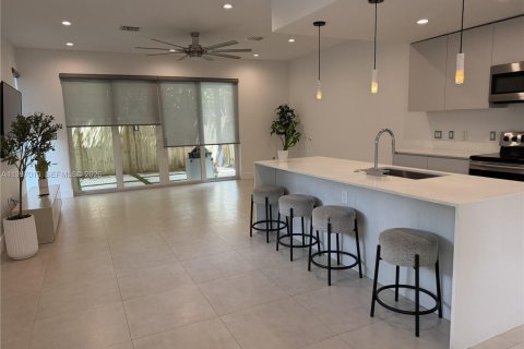 Adosado en alquiler en Fort Lauderdale, Florida, 3 dormitorios, 185.06 m2 № 2060540 - foto 4