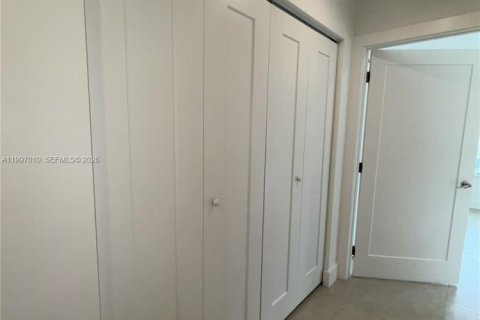 Adosado en alquiler en Fort Lauderdale, Florida, 3 dormitorios, 185.06 m2 № 2060540 - foto 26