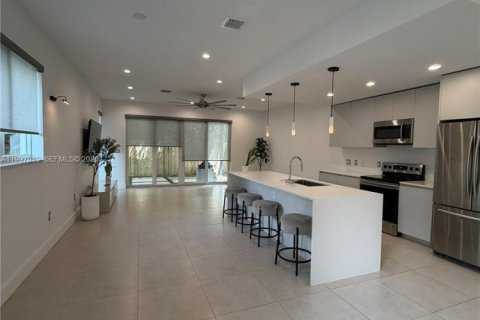 Adosado en alquiler en Fort Lauderdale, Florida, 3 dormitorios, 185.06 m2 № 2060540 - foto 3