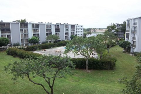 Condo in Miramar, Florida, 2 bedrooms  № 1994813 - photo 1