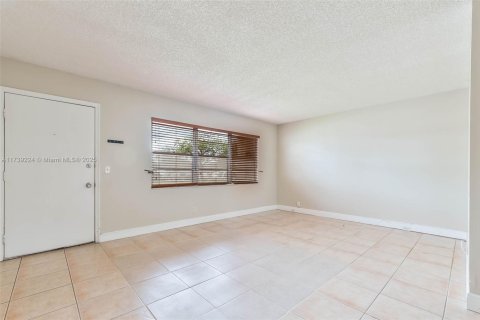 Condo in Pembroke Pines, Florida, 1 bedroom  № 1935790 - photo 12