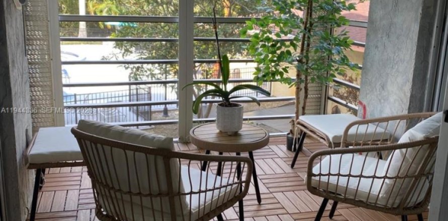 Кондоминиум с 2 спальнями в Норт-Майами-Бич, Флорида № 2000924