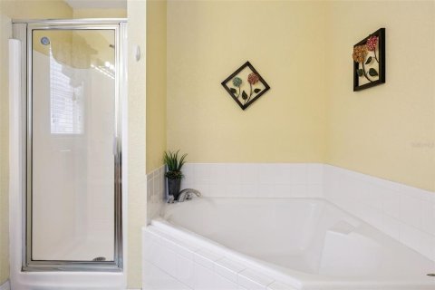 House in Clermont, Florida 5 bedrooms, 212 sq.m. № 2210216 - photo 24
