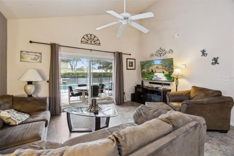 House in Clermont, Florida 5 bedrooms, 212 sq.m. № 2210216 - photo 7