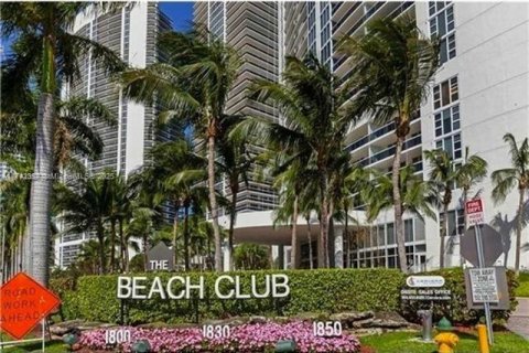 Condo in Hallandale Beach, Florida, 3 bedrooms  № 1490748 - photo 1