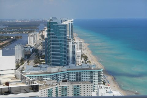 Condo in Hallandale Beach, Florida, 3 bedrooms  № 1490748 - photo 22