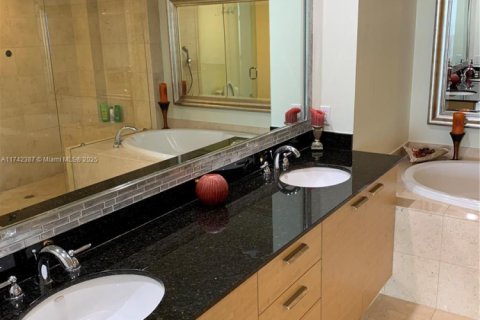 Condo in Hallandale Beach, Florida, 3 bedrooms  № 1490748 - photo 12