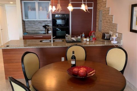Condo in Hallandale Beach, Florida, 3 bedrooms  № 1490748 - photo 10