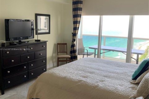 Condo in Hallandale Beach, Florida, 3 bedrooms  № 1490748 - photo 9