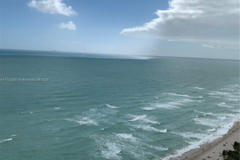 Condo in Hallandale Beach, Florida, 3 bedrooms  № 1490748 - photo 18
