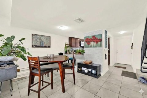 Condo in Miami, Florida, 2 bedrooms  № 2005850 - photo 4