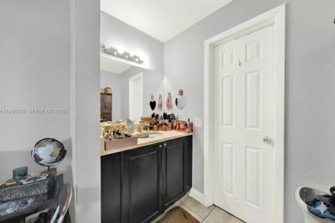 Condo in Miami, Florida, 2 bedrooms  № 2005850 - photo 13