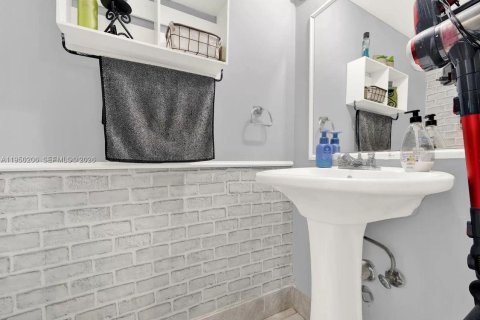 Condo in Miami, Florida, 2 bedrooms  № 2005850 - photo 16