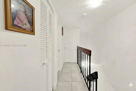 Condo in Miami, Florida, 2 bedrooms  № 2005850 - photo 9