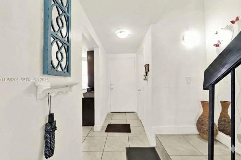 Condo in Miami, Florida, 2 bedrooms  № 2005850 - photo 8