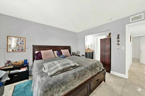 Condo in Miami, Florida, 2 bedrooms  № 2005850 - photo 11