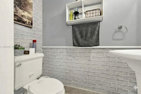 Condo in Miami, Florida, 2 bedrooms  № 2005850 - photo 17