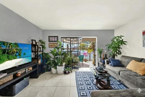 Condo in Miami, Florida, 2 bedrooms  № 2005850 - photo 2