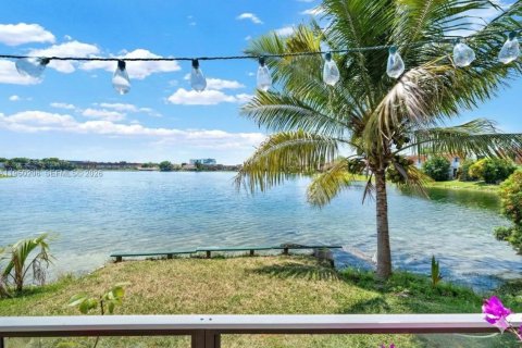 Condo in Miami, Florida, 2 bedrooms  № 2005850 - photo 19