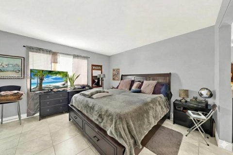 Condo in Miami, Florida, 2 bedrooms  № 2005850 - photo 10