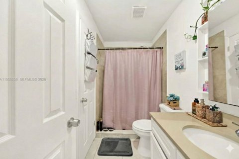 Condo in Miami, Florida, 2 bedrooms  № 2005850 - photo 15