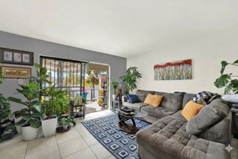 Condo in Miami, Florida, 2 bedrooms  № 2005850 - photo 3