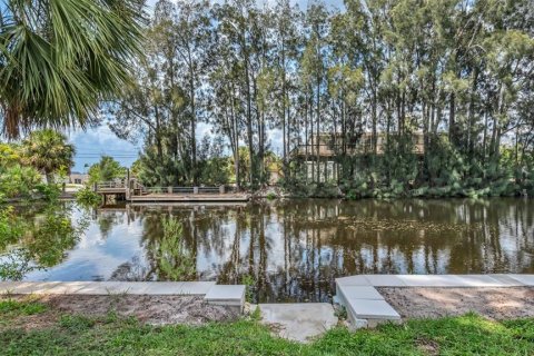 House in Hudson, Florida 2 bedrooms, 67.63 sq.m. № 1883543 - photo 2